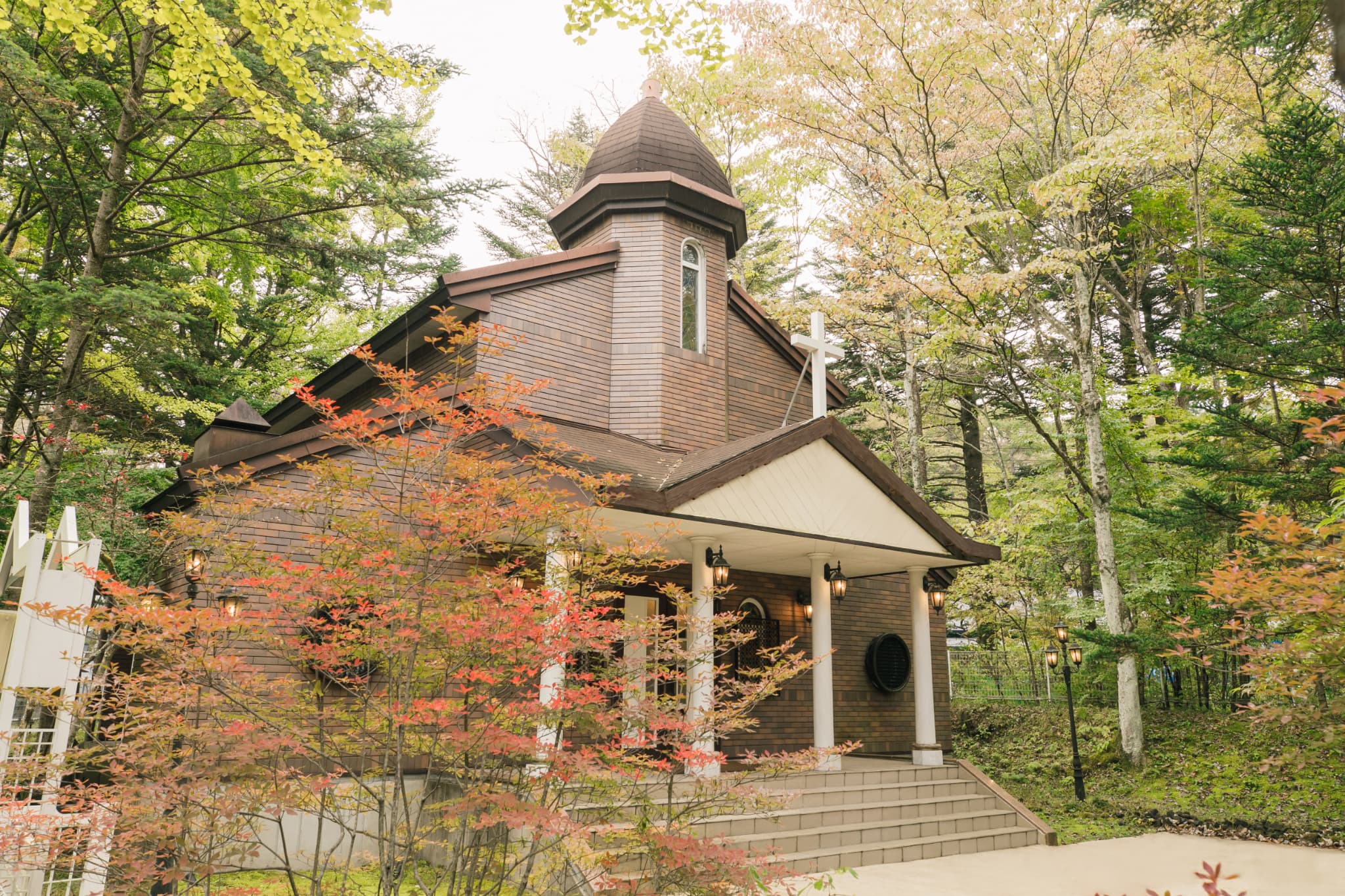 緑に囲まれた本格的な独立型チャペル「矢ヶ崎チャペル」